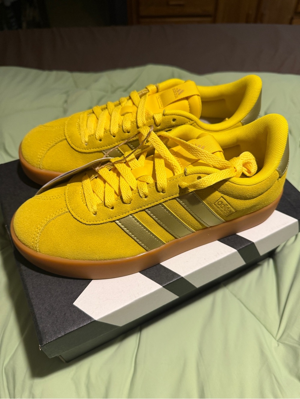 adidas Women’s VL Court Yellow Gold Metallic size 8